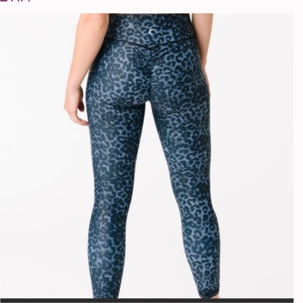 ZYIA Stone Leopard Scrunchy Light N Luxe Leggings - Picture 10 of 10